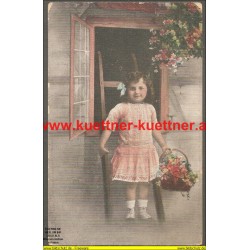 AK - Mädchen mit Blumenkorb vor Fenster